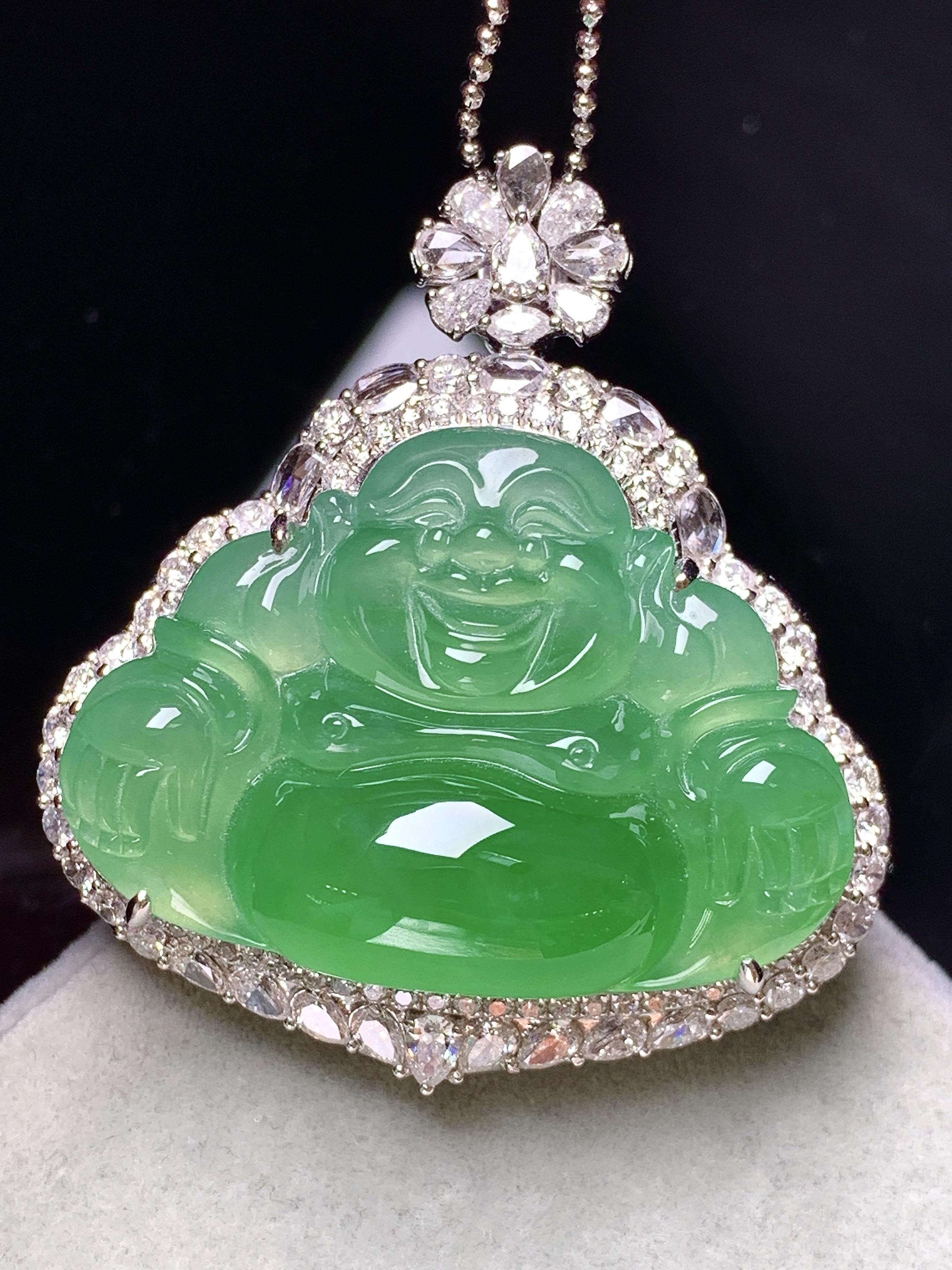 18k金钻镶嵌冰满绿佛公吊坠 玉质细腻 色泽艳丽清新 整体尺寸39*35.5*17 m4
