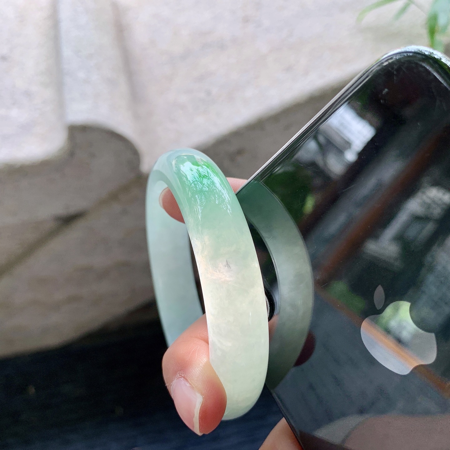 正圈58 59【圈口】58/13.4/8.5【编码】BA061769【描述】糯冰飘绿，水润，种老，细腻，打灯有晶体结构