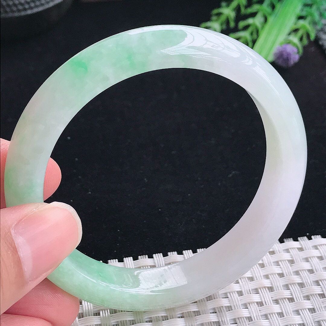 实拍A货翡翠56/11.5/8老坑精美温润飘绿手镯平安镯翡翠玉镯美人镯