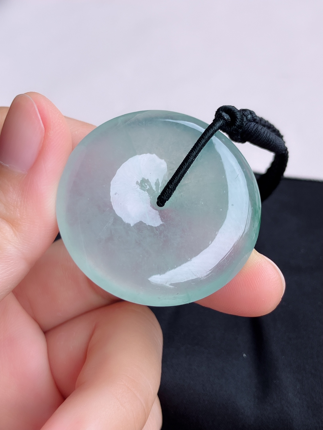 底色大平安扣，晶莹剔透。尺寸39.6/6.8/自然光实拍