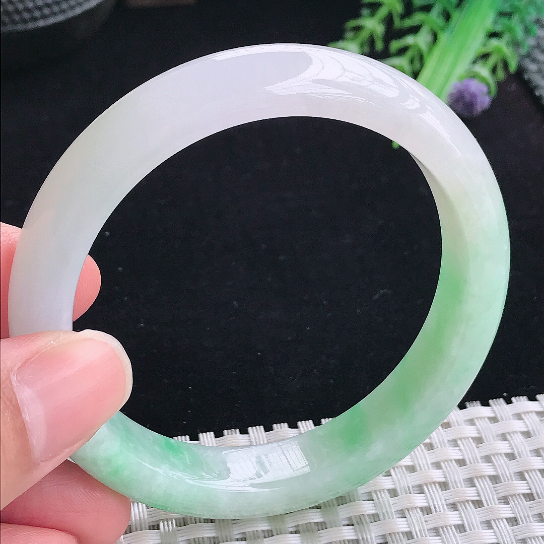 实拍A货翡翠56/11.5/8老坑精美温润飘绿手镯平安镯翡翠玉镯美人镯