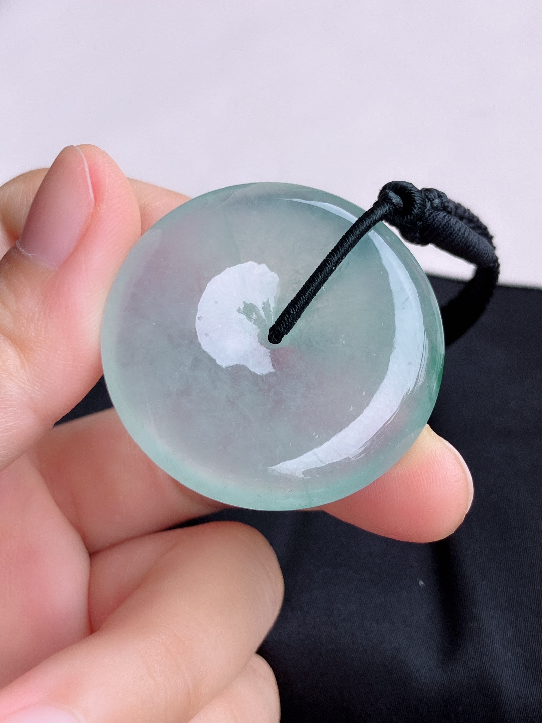 底色大平安扣，晶莹剔透。尺寸39.6/6.8/自然光实拍