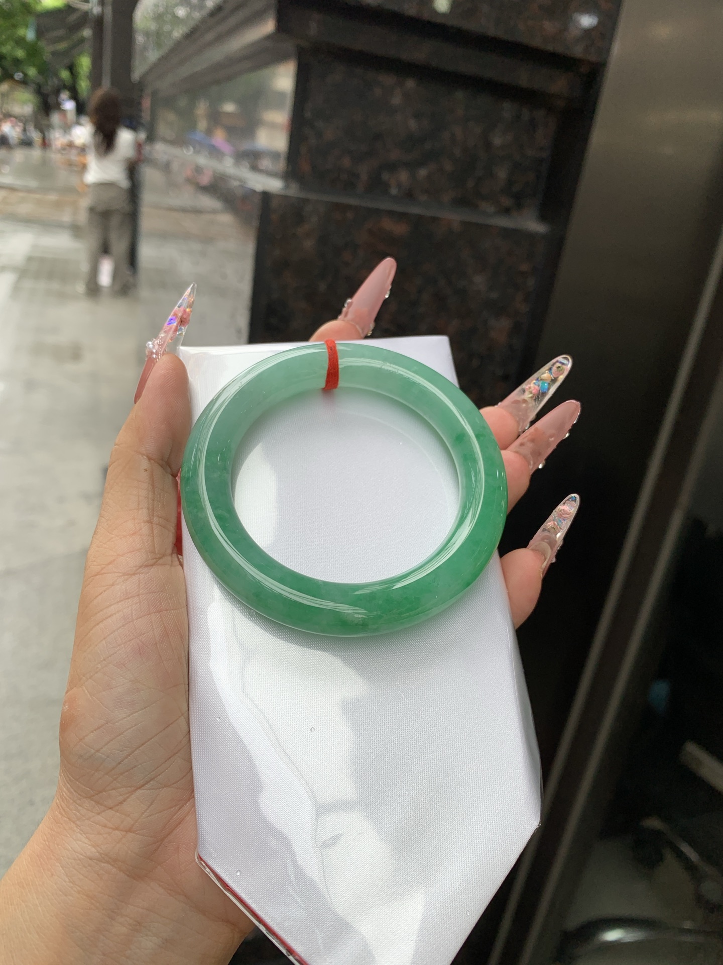 满绿圆条 55.7-11.2-11.3 0616-53-11361 打灯细纹，冰晶体，底妆水润，满绿圈果绿底色，鲜艳青翠，色泽均匀分布，举手投足之间散发出来的贵气感