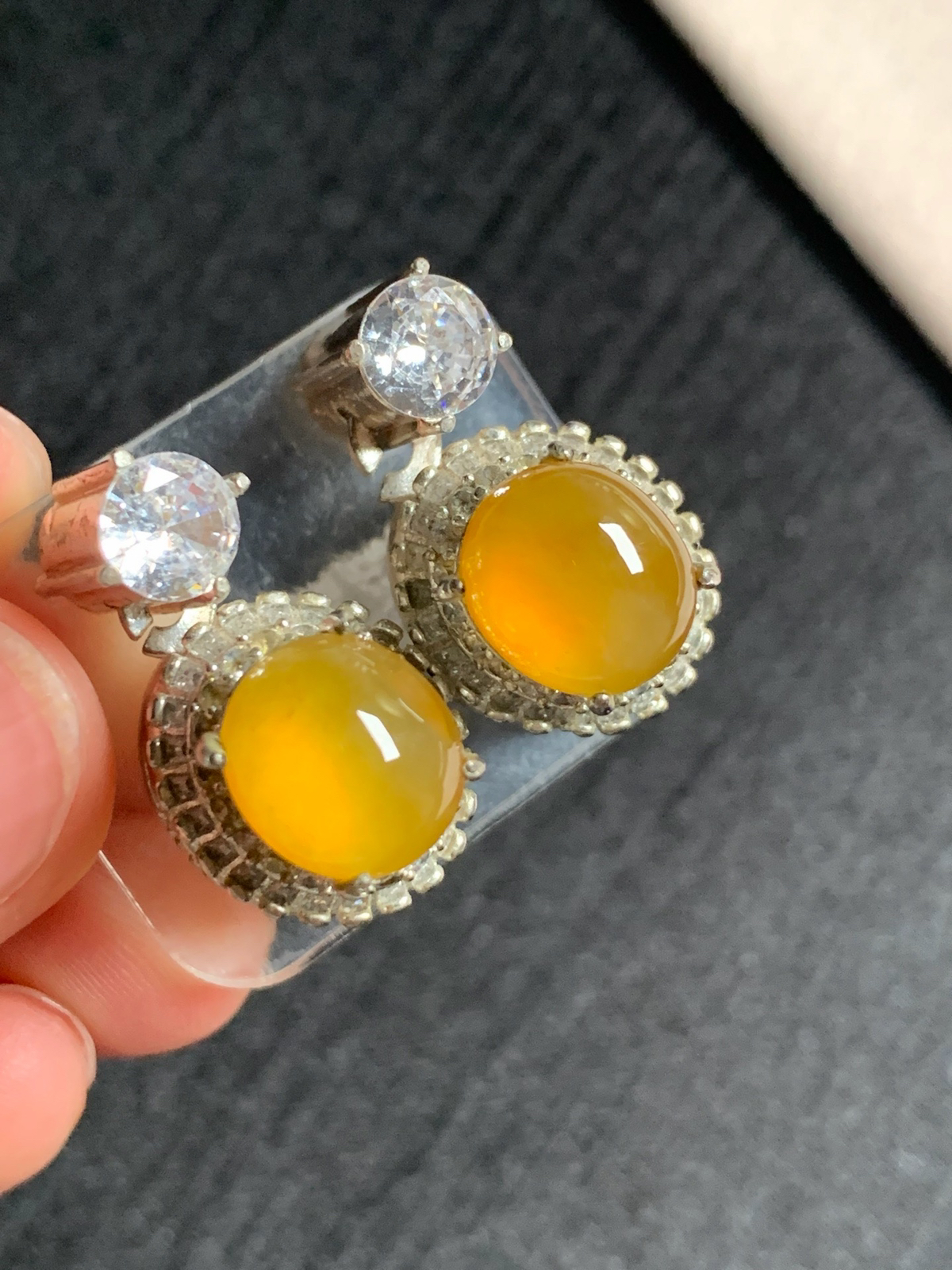 冰阳绿戒面耳钉一套
无纹裂，种好色好品相好，色泽艳丽纯正，老坑种质地细腻水灵纯净饱满