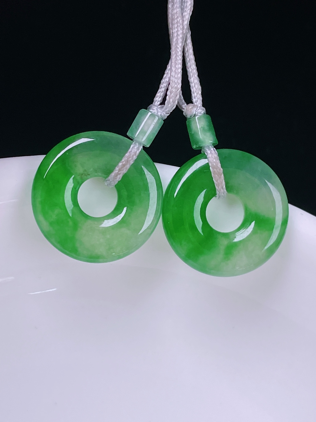 冰绿耳坠，老种起光，细底通透，尺寸：13.4/3mm