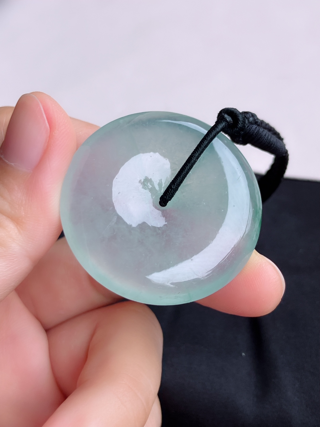 底色大平安扣，晶莹剔透。尺寸39.6/6.8/自然光实拍