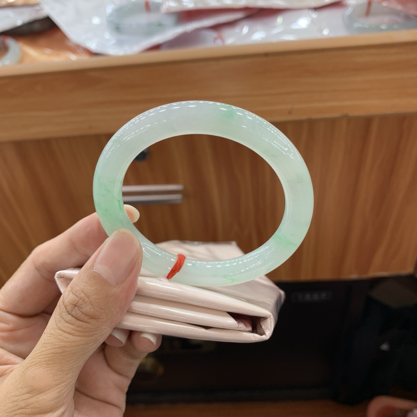 061518MMJ 飘绿圆条翡翠手镯 52.6-8.8