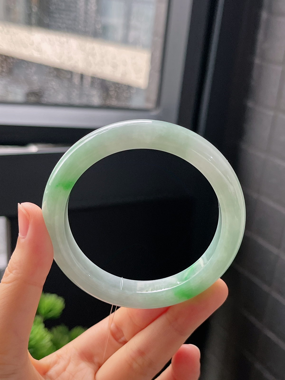 正圈55圈口，翡翠糯化种飘绿手镯