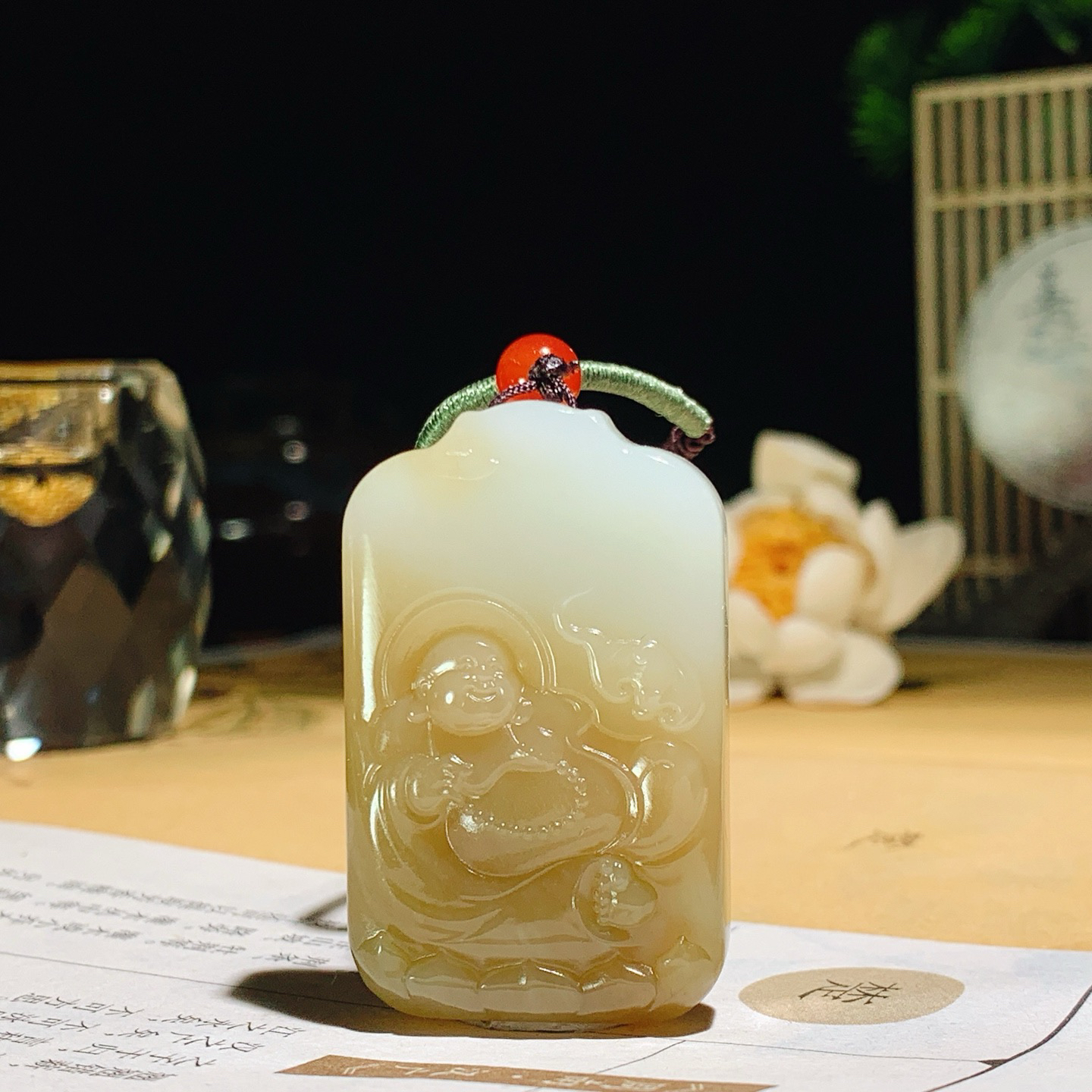 新疆和田玉且末佛引福来挂件！尺寸42/26/10重28克。玉质细腻油润。手推出油。佩戴高端典雅。lt