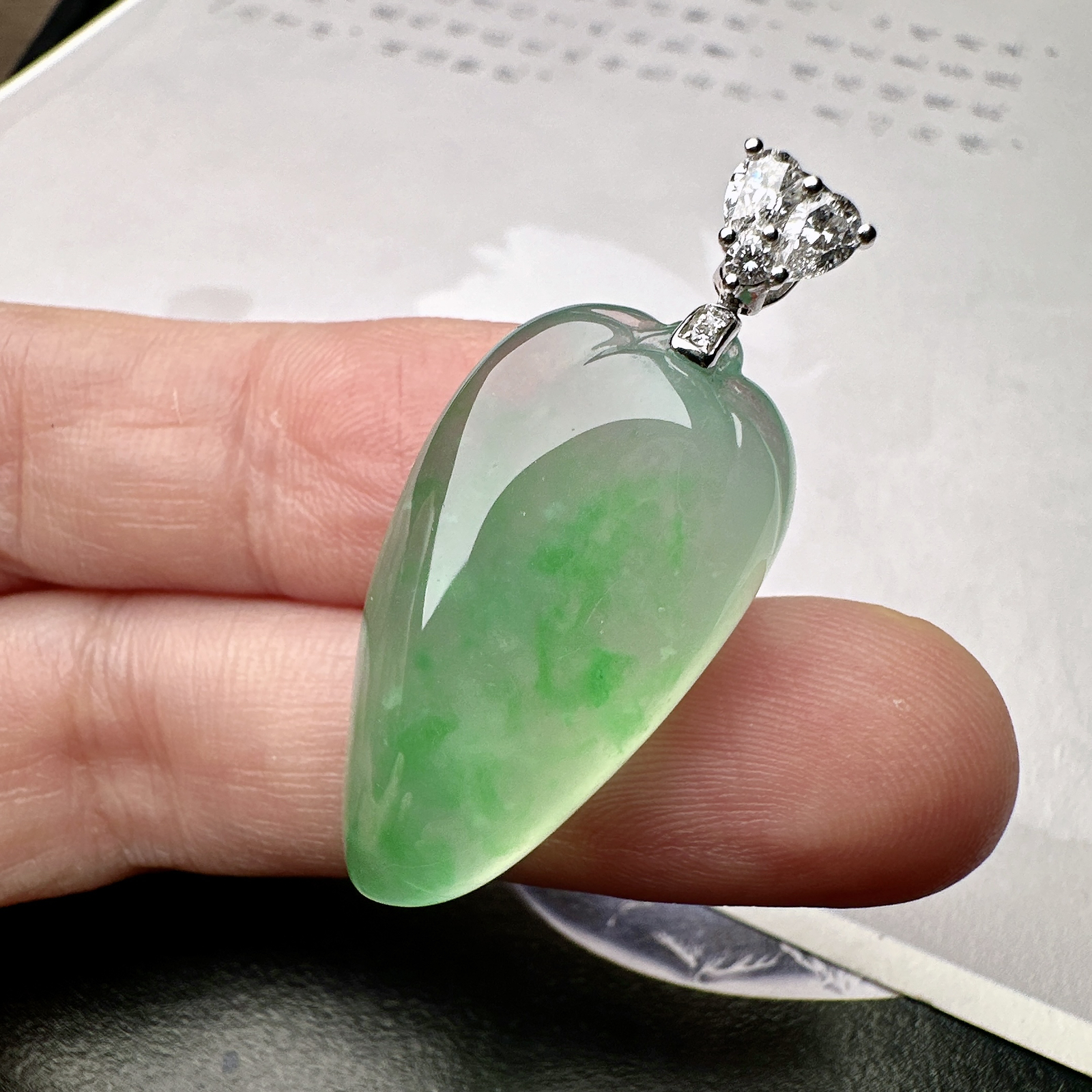 【冰种飘绿福瓜吊坠】种水上乘，晶莹剔透，纯净通透，莹光感很强。收藏品质，18k金钻镶嵌，裸石尺寸30.6*18.4*13毫米