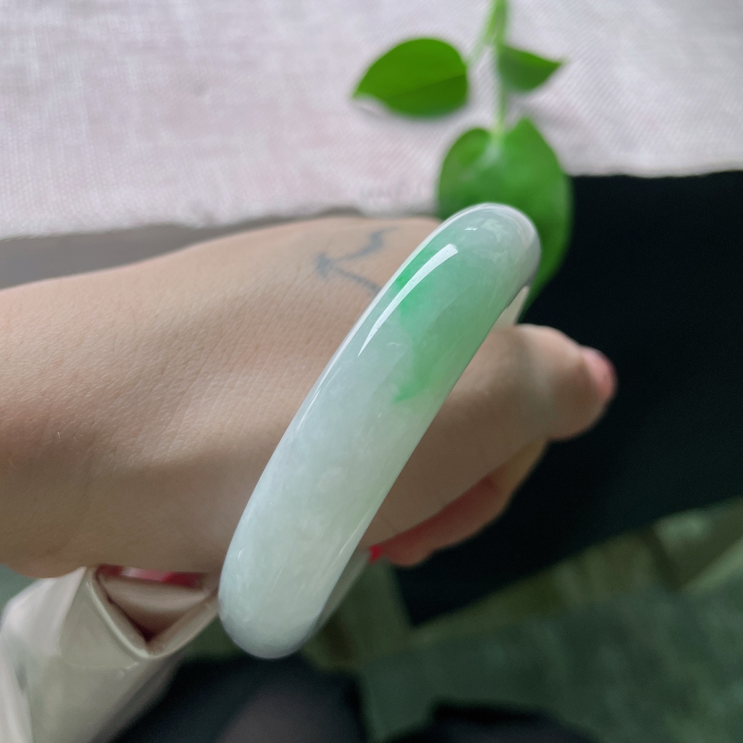 53.9/12.9/8.8飘绿正圈，水润，一抹翠色，翠色伊人，甜美，有纹，ss53809a