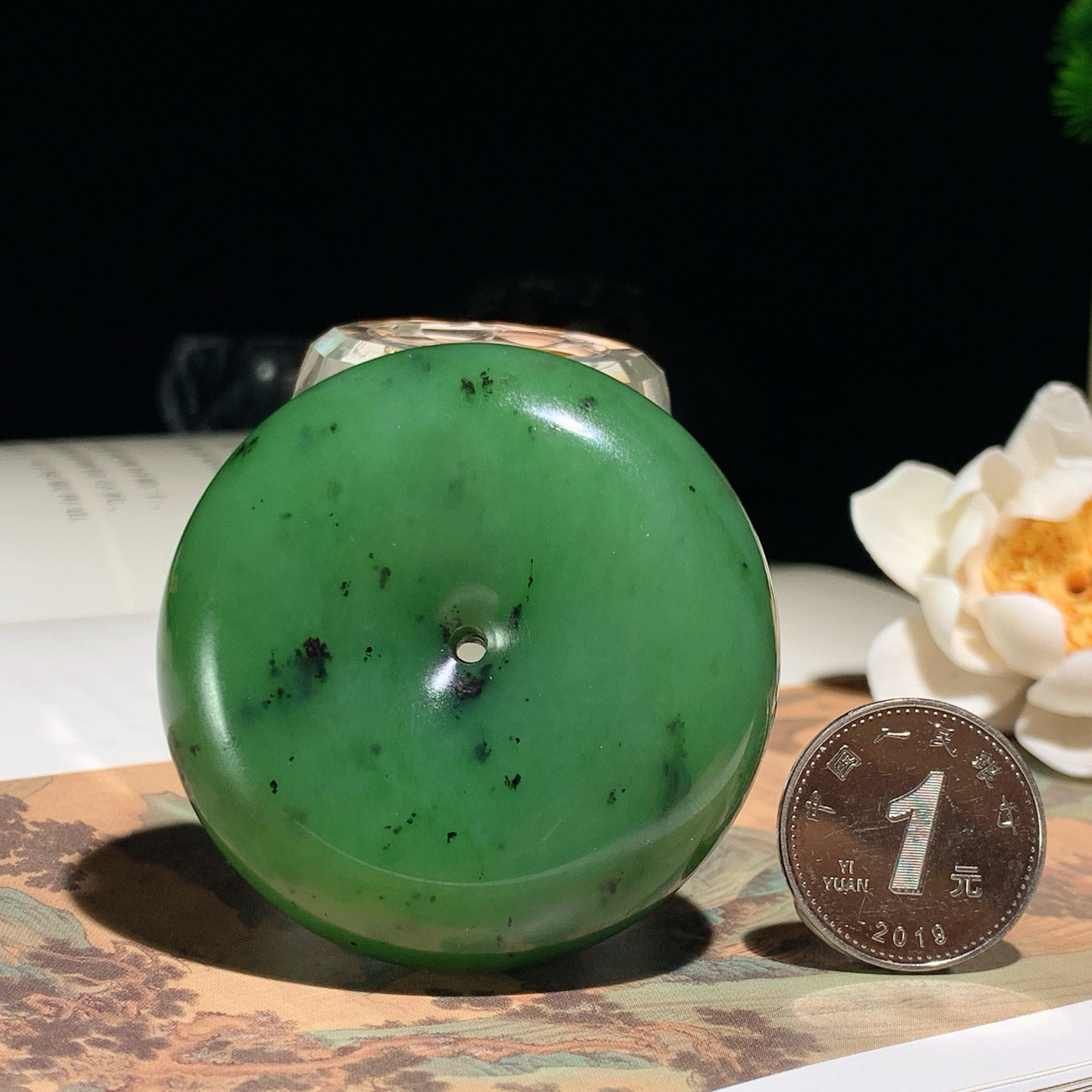 和田玉阳绿绿俄罗斯碧玉平安扣挂件 尺寸51/19重102.5克。玉质细腻油润。手推出油。佩戴高端典雅。lt260616