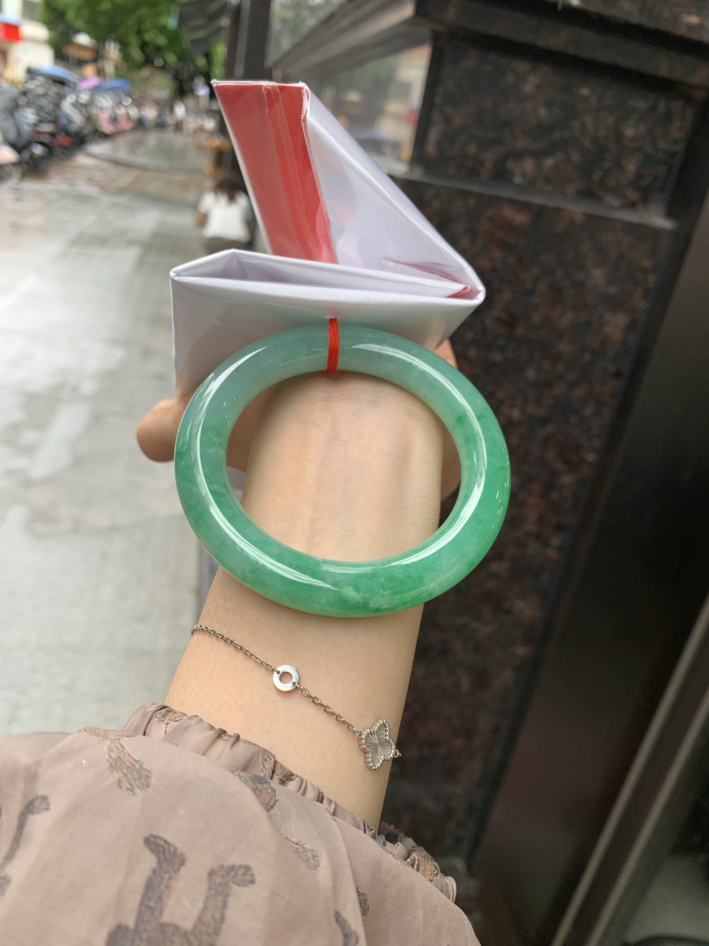 满绿圆条 55.7-11.2-11.3 0616-53-11361 打灯细纹，冰晶体，底妆水润，满绿圈果绿底色，鲜艳青翠，色泽均匀分布，举手投足之间散发出来的贵气感