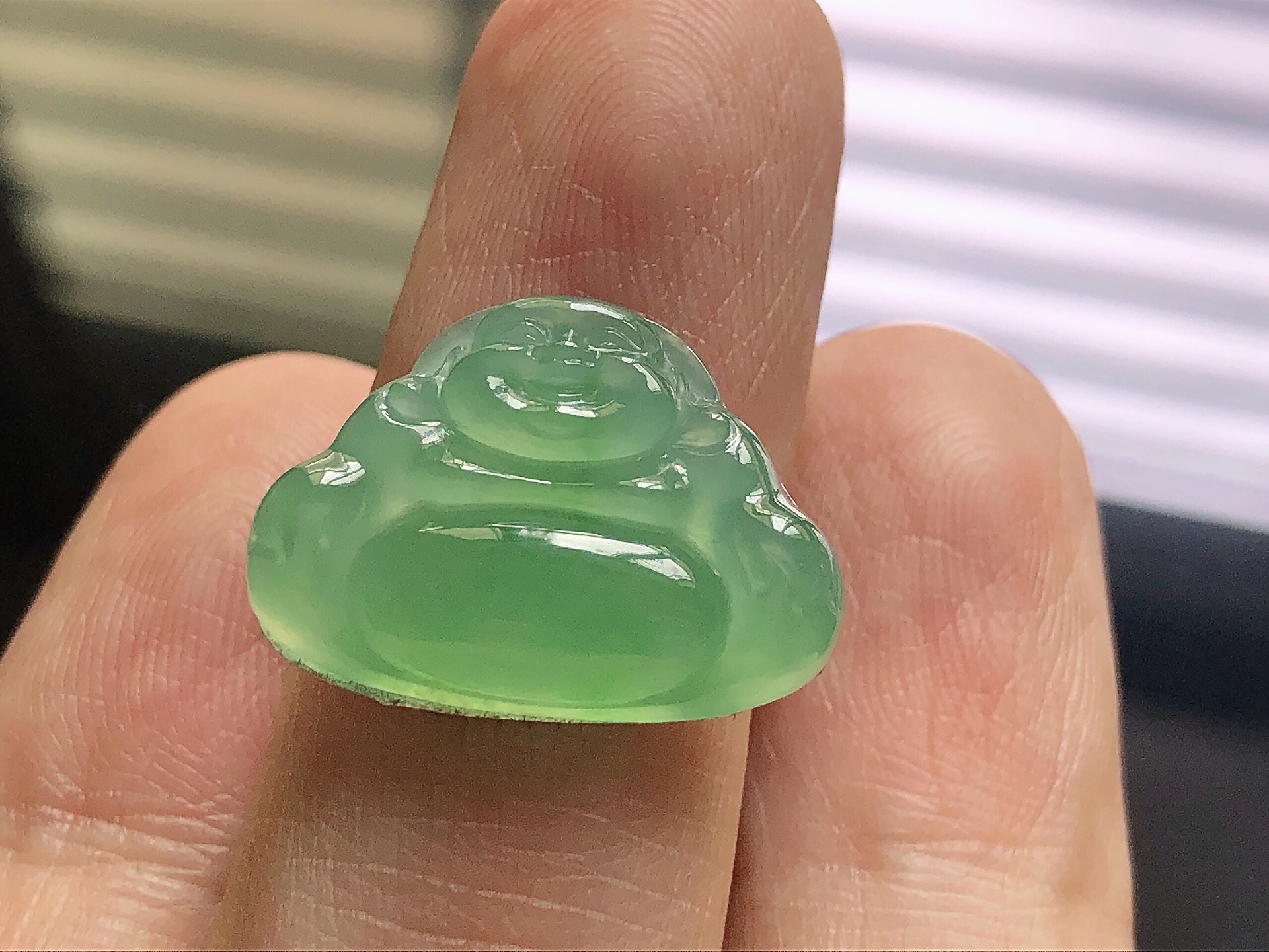 ️ 冰种阳绿佛公， 色泽艳阳，通透水润，玉质细腻，夺目迷人，雕工精湛，面相慈祥大气，品相，无裂，尺寸20.7*15*4.5