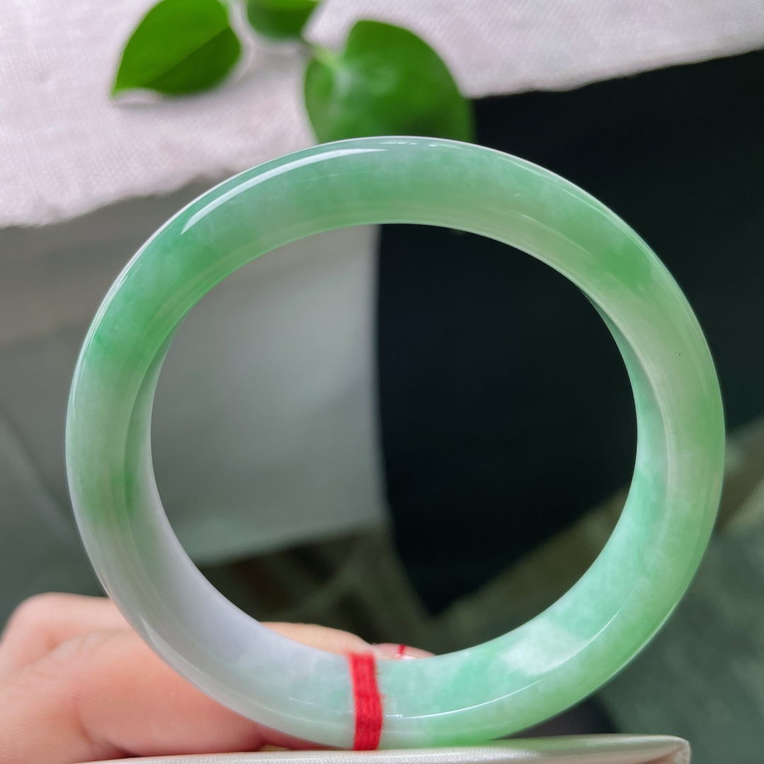 55.6/11.6/7.3果绿正圈，瑰姿艳逸，佩戴贵气不失大气婉约，水润，有棉线，ss52343a
