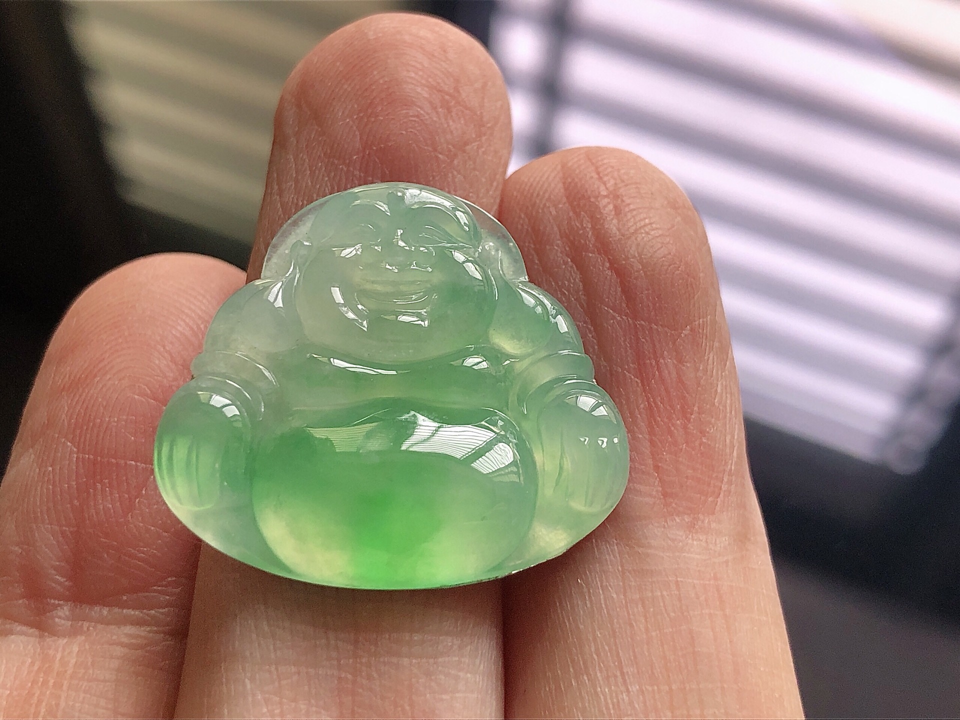️ 阳绿佛公， 色泽艳阳，通透水润，玉质细腻，夺目迷人，雕工精湛，面相慈祥大气，品相，无裂，尺寸2