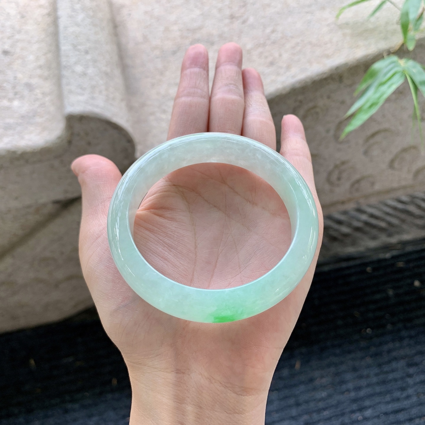 正圈58 59【圈口】58/13.4/8.5【编码】BA061769【描述】糯冰飘绿，水润，种老，细腻，打灯有晶体结构