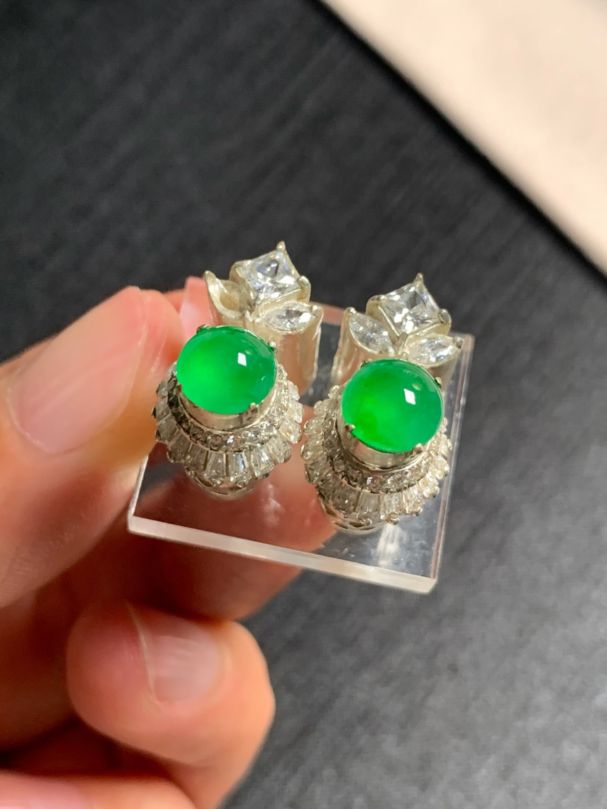 高冰阳绿正圆耳钉
无纹裂，种好色好品相好，色泽艳丽明亮，老坑种冰透水灵饱满圆润