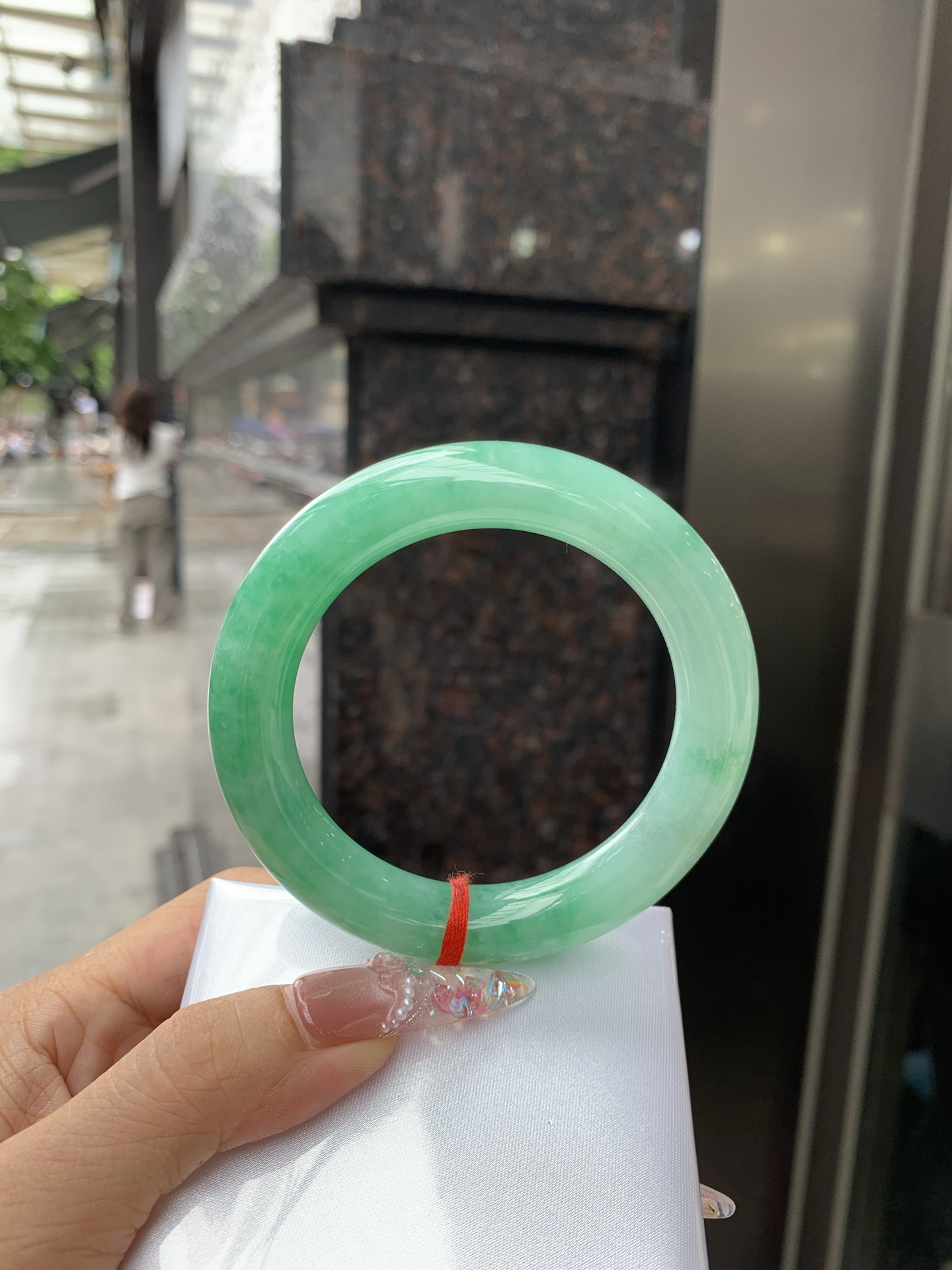满绿圆条 55.7-11.2-11.3 0616-53-11361 打灯细纹，冰晶体，底妆水润，满绿圈果绿底色，鲜艳青翠，色泽均匀分布，举手投足之间散发出来的贵气感