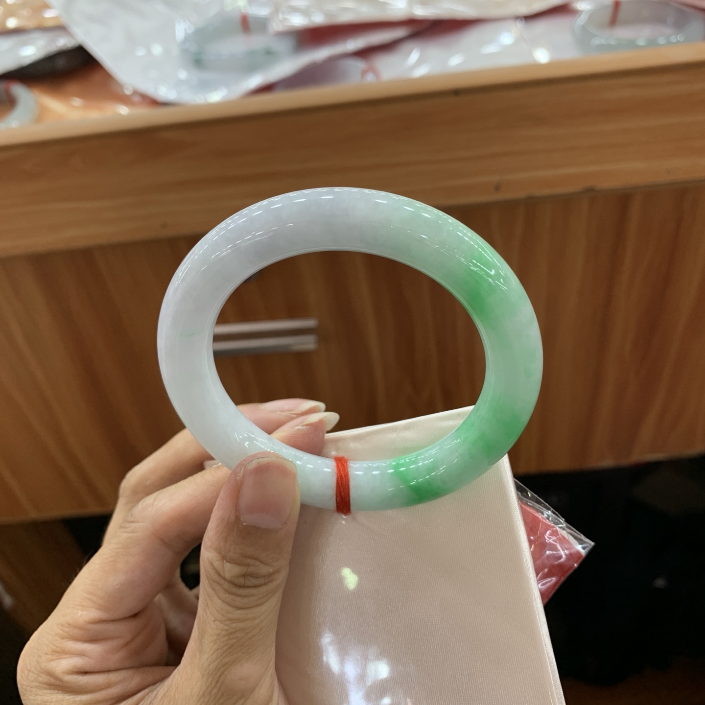 飘绿圆条翡翠手镯 55.3-10.8