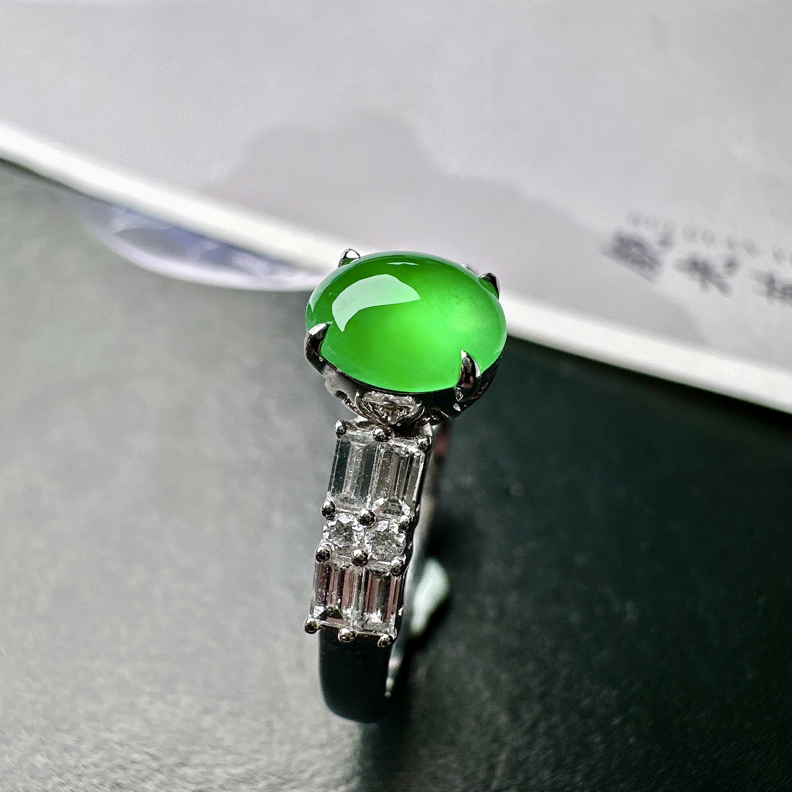 【冰种满绿蛋面戒指】木那绿色泽，质地均匀细腻，冰润起光，胶感强烈，颜色娇艳，18K金钻精美镶嵌，裸石尺寸6.7*5.6*3.3毫米