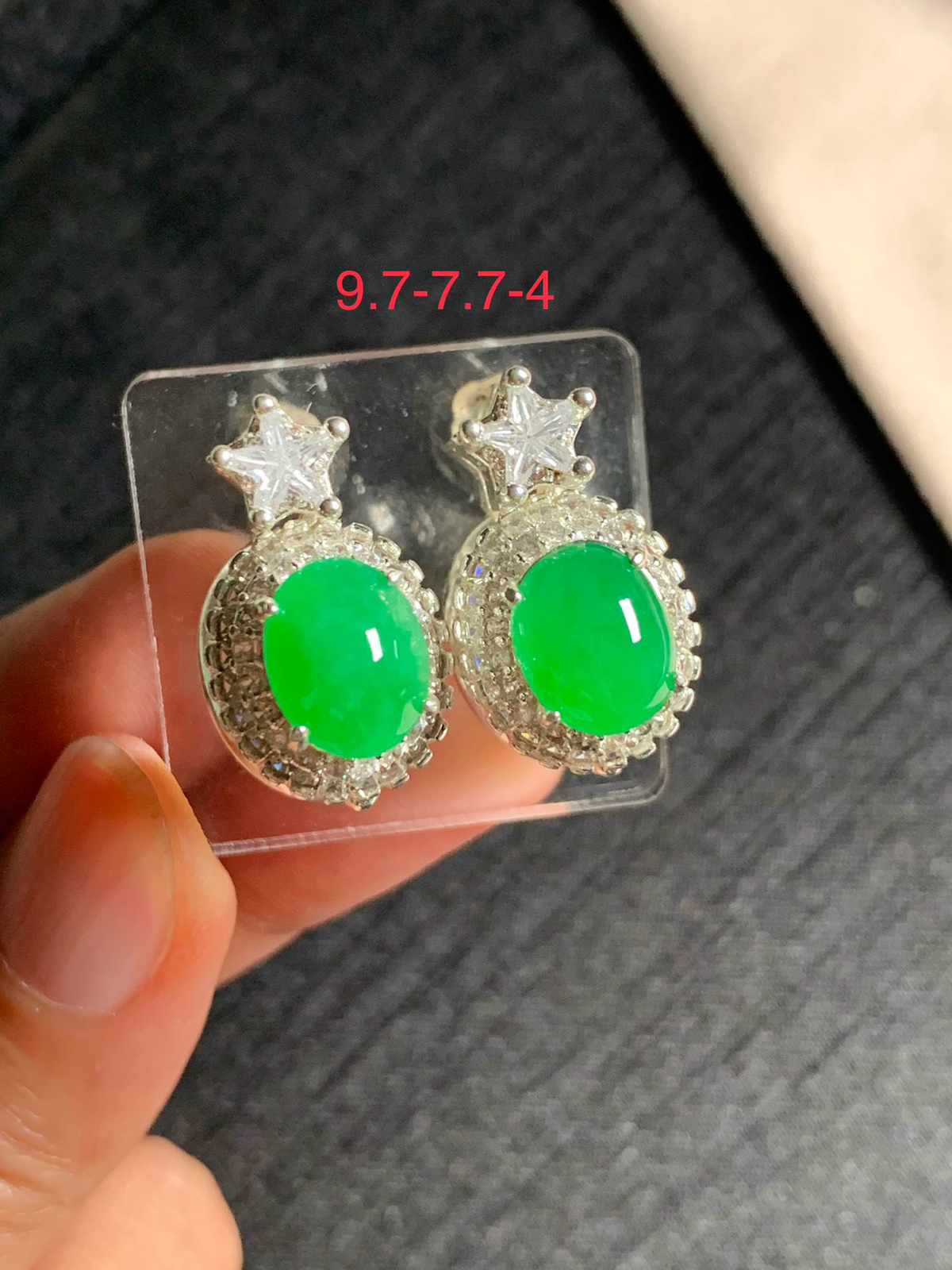 冰阳绿耳钉
无纹裂，种好色好品相好，颜色鲜艳明亮，老坑种冰透水灵饱满圆润