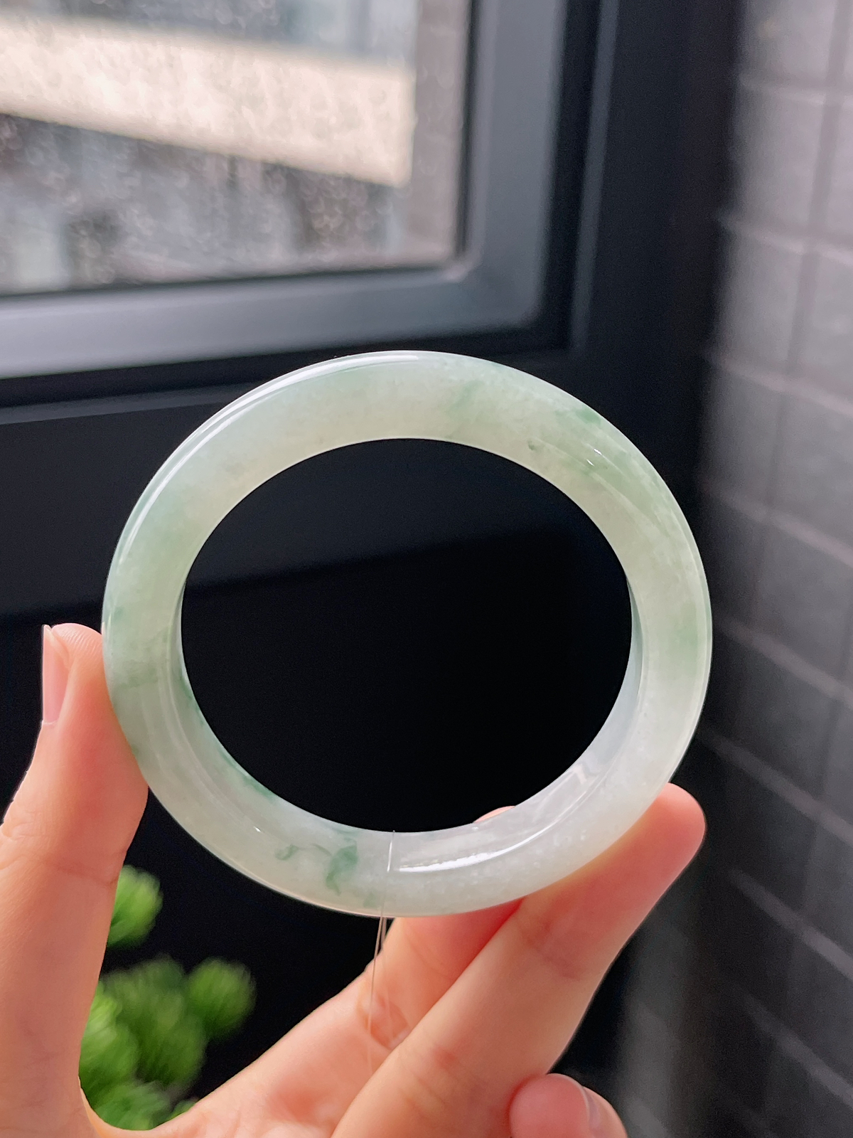 正圈52圈口，翡翠冰糯种飘绿手镯