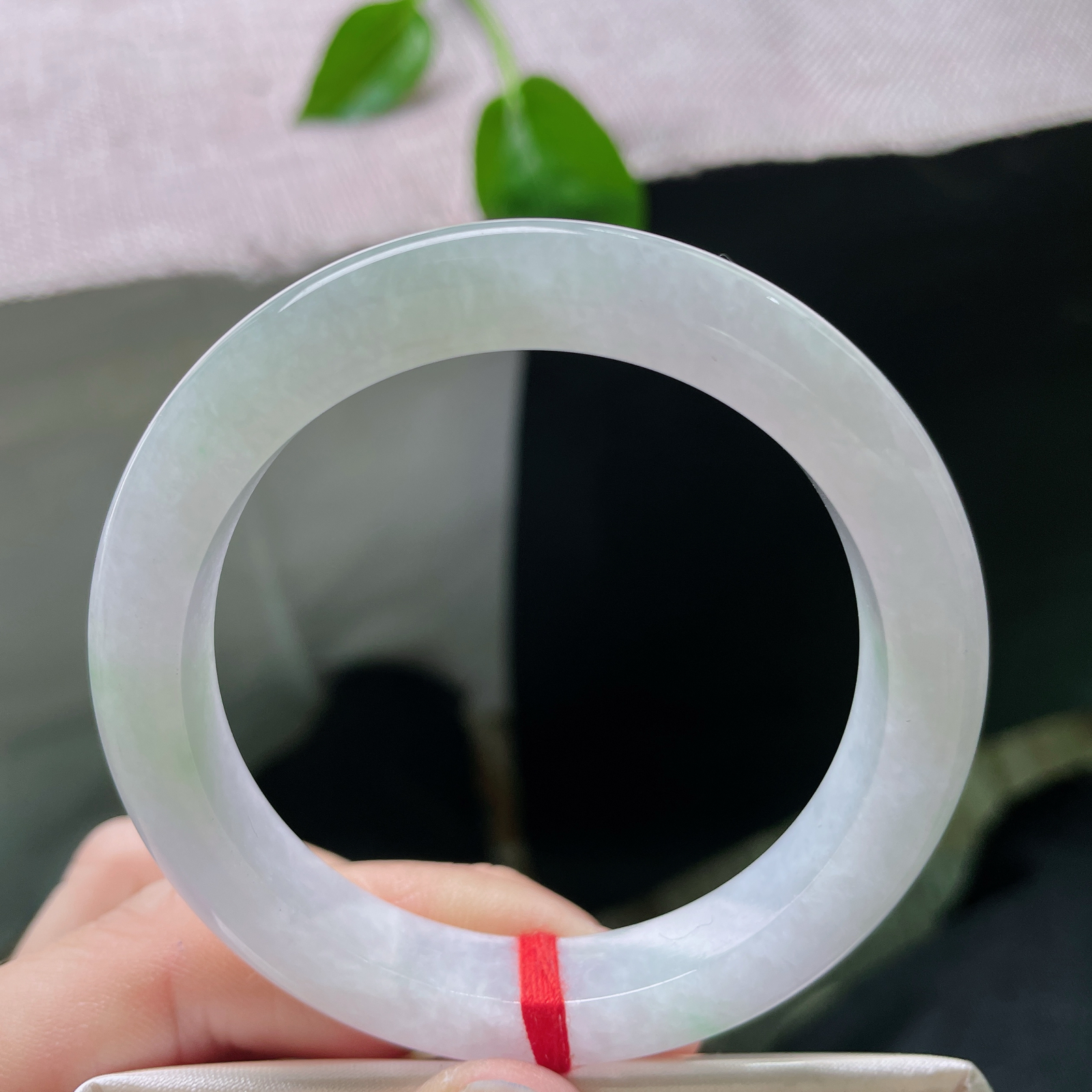 特惠专拍
52.7/9.9/8.2，淡春彩正圈，条形秀气，佩戴优雅，轻盈无感，晶体，整体完美，ss53811a