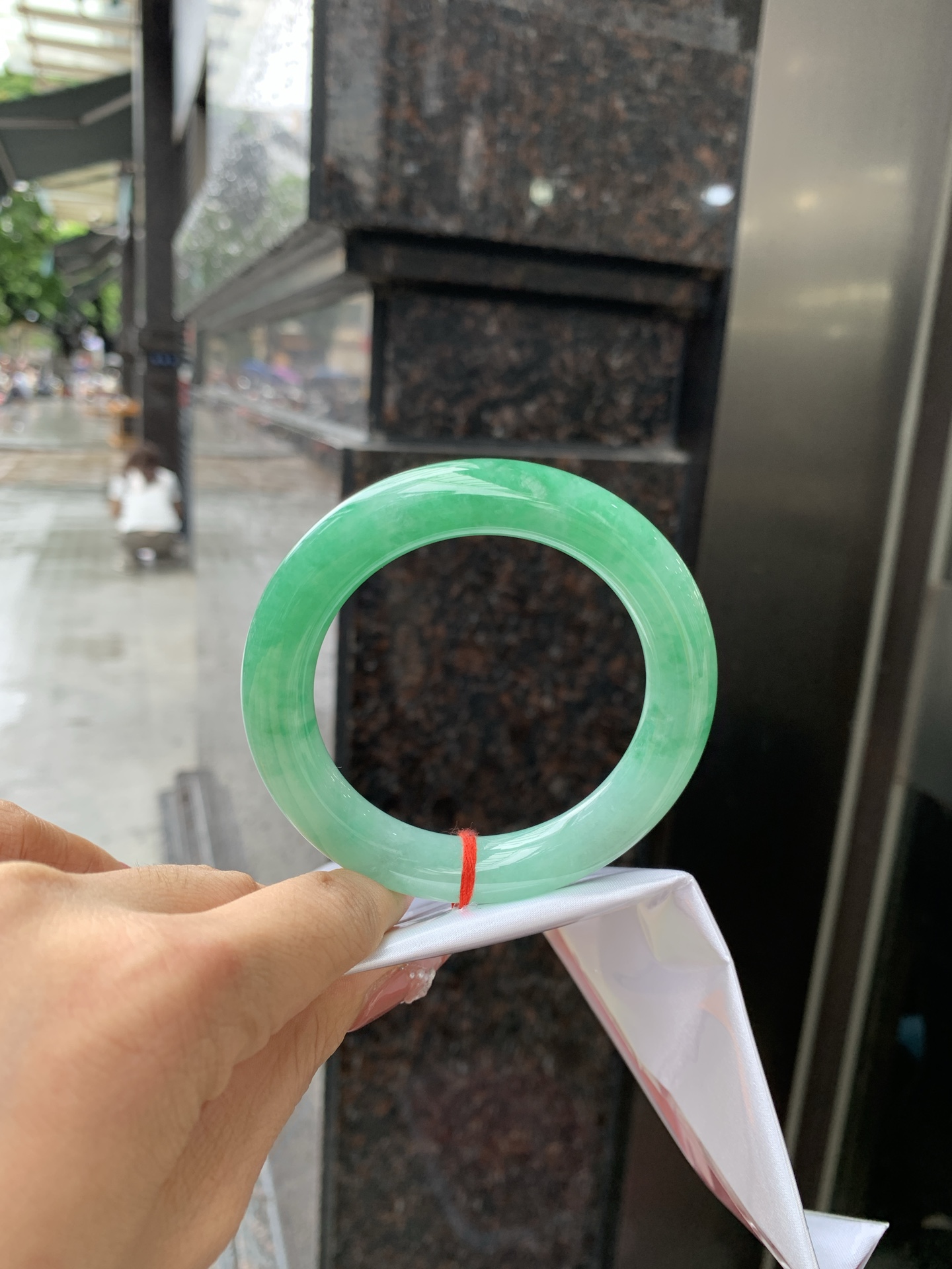 满绿圆条 55.7-11.2-11.3 0616-53-11361 打灯细纹，冰晶体，底妆水润，满绿圈果绿底色，鲜艳青翠，色泽均匀分布，举手投足之间散发出来的贵气感