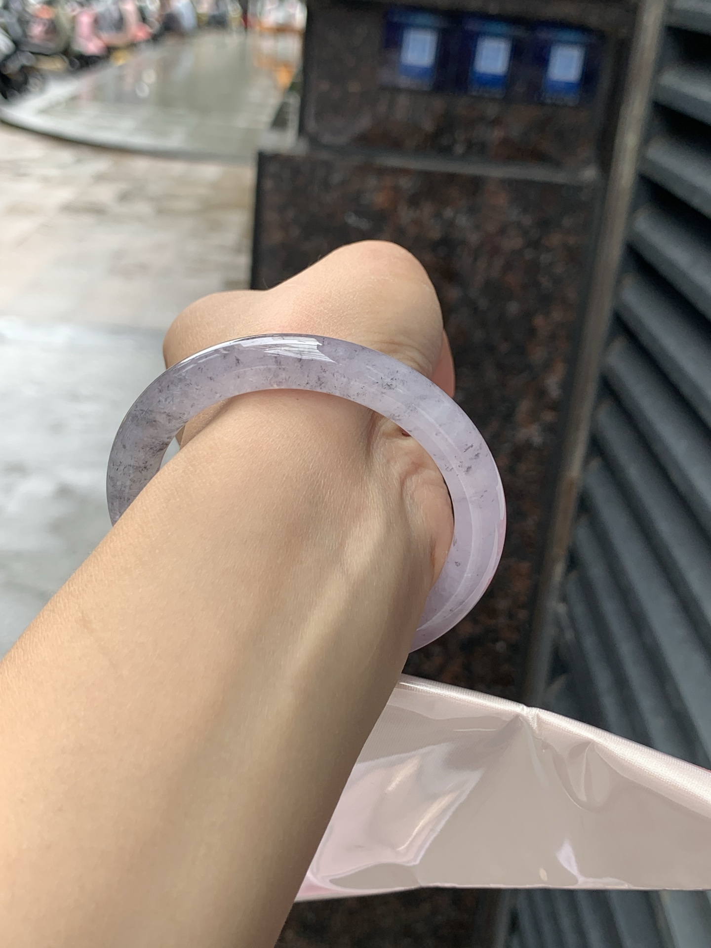 冰紫乌鸡圆条 53.8-8.7-8.8 0616-N983 打灯纹裂，冰润通透的底子，漫天细碎墨色雪花意境满满，清透朦胧紫调底色，独特清冷氛围感，小众不撞款。