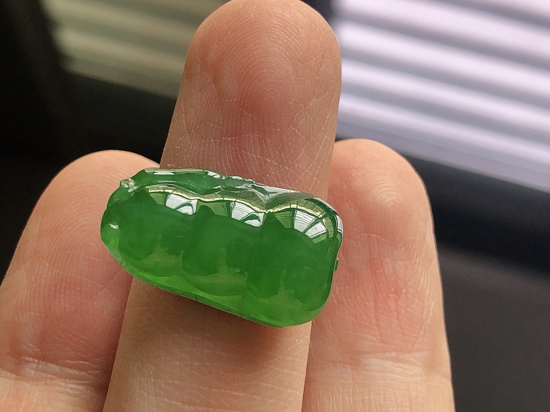 ️ 阳绿福豆， 色泽艳阳，通透水润，玉质细腻，夺目迷人，镶嵌效果，品相，无裂，尺寸21.2*12.