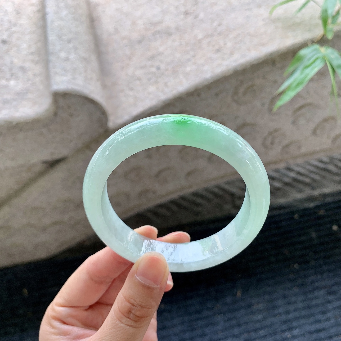 正圈58 59【圈口】58/13.4/8.5【编码】BA061769【描述】糯冰飘绿，水润，种老，细腻，打灯有晶体结构