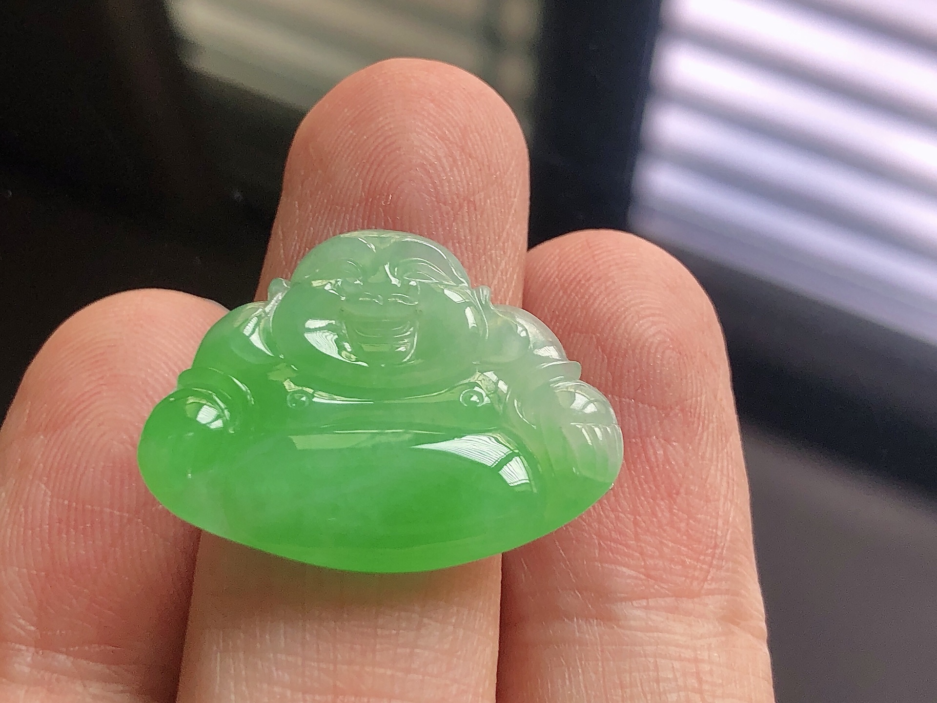 ️ 冰种阳绿佛公， 色泽艳阳，通透水润，玉质细腻，夺目迷人，雕工精湛，面相慈祥大气，品相，无裂，尺