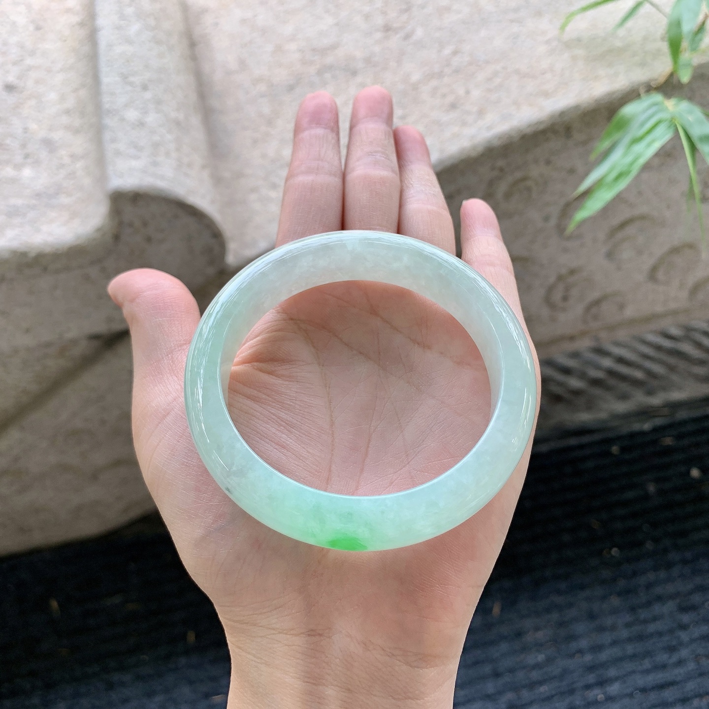 正圈58 59【圈口】58/13.4/8.5【编码】BA061769【描述】糯冰飘绿，水润，种老，细