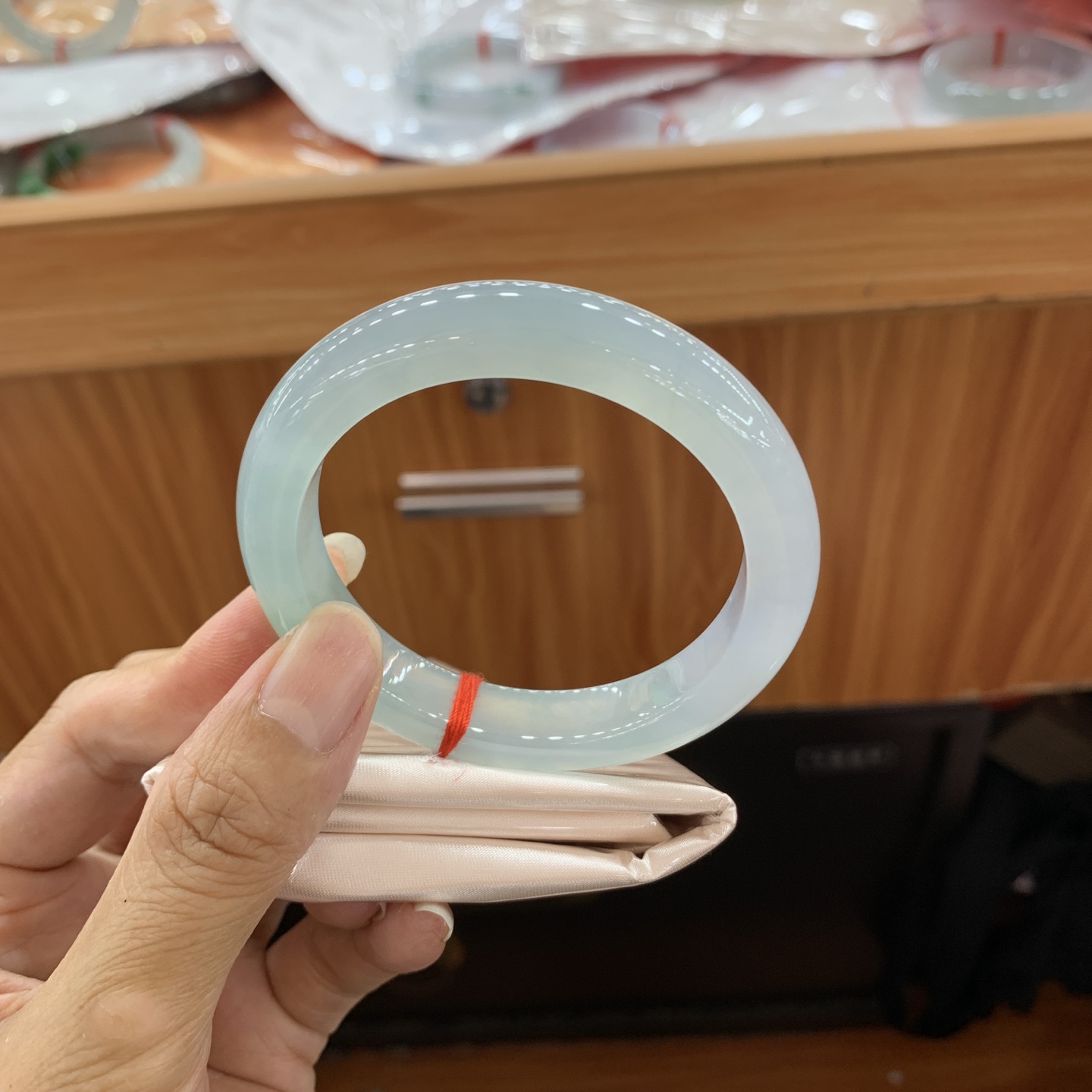 蓝胶飘绿花正圈翡翠手镯 54.3-12-9
