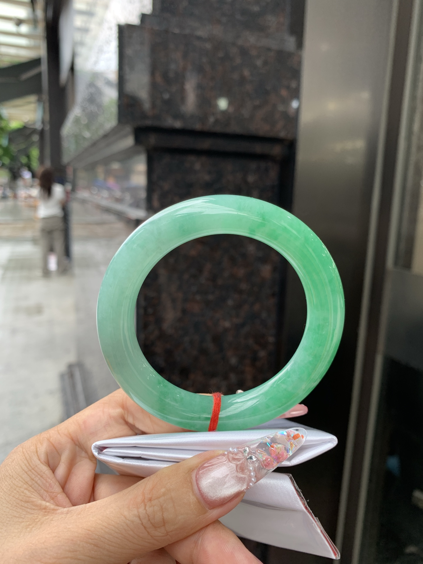 满绿圆条 55.7-11.2-11.3 0616-53-11361 打灯细纹，冰晶体，底妆水润，满绿圈果绿底色，鲜艳青翠，色泽均匀分布，举手投足之间散发出来的贵气感
