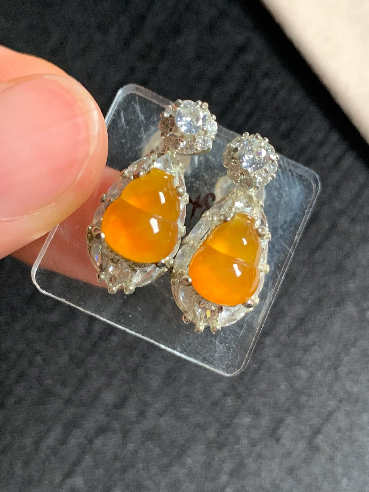 高冰黄翡葫芦耳钉
无纹裂，种好色美品相好，颜色鲜艳明亮，老坑种冰透水灵饱满圆润