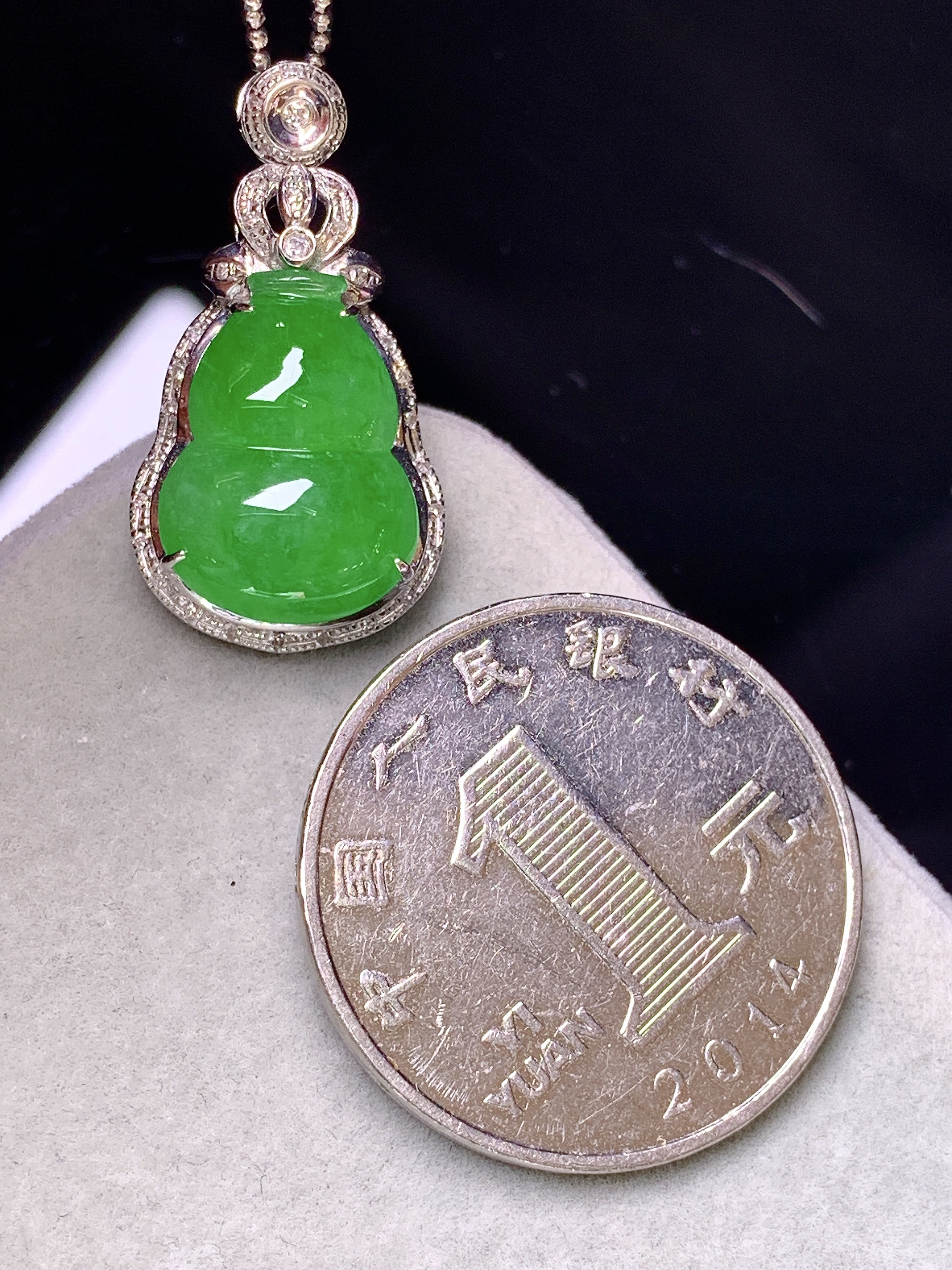 18k金钻镶嵌满阳绿葫芦吊坠 玉质细腻 色泽艳丽清新 整体尺寸26.5*14*7.7  z1