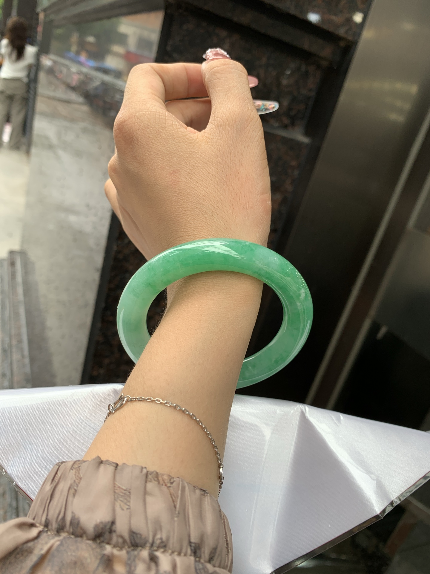满绿圆条 55.7-11.2-11.3 0616-53-11361 打灯细纹，冰晶体，底妆水润，满绿圈果绿底色，鲜艳青翠，色泽均匀分布，举手投足之间散发出来的贵气感