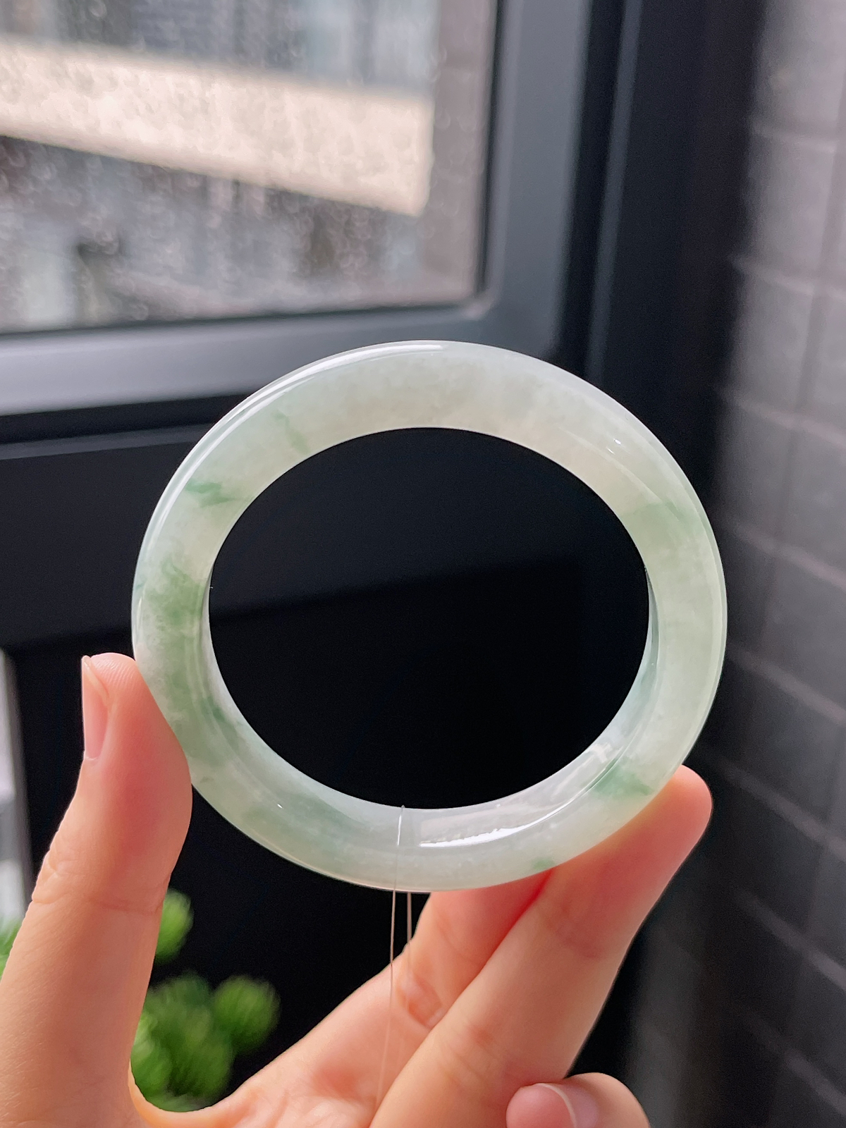 正圈52圈口，翡翠冰糯种飘绿手镯
