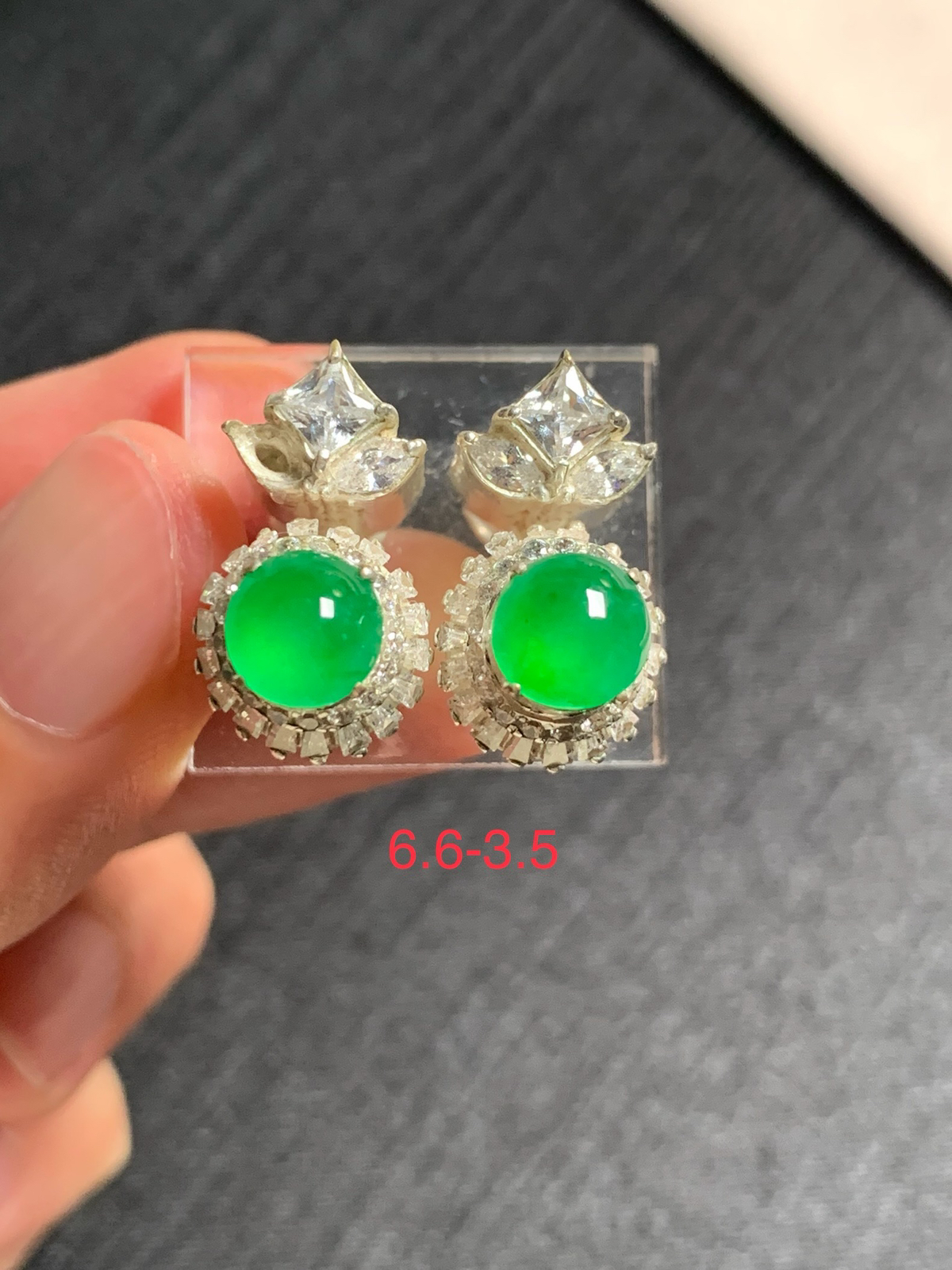 高冰阳绿正圆耳钉
无纹裂，种好色好品相好，色泽艳丽明亮，老坑种冰透水灵饱满圆润