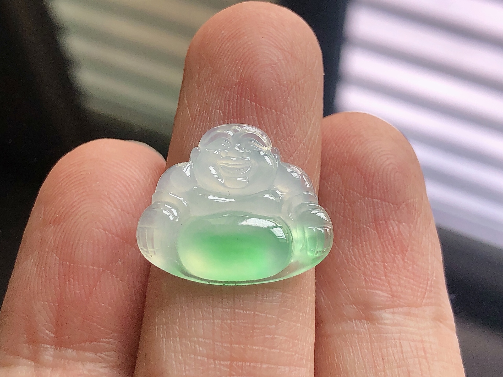 ️ 阳绿佛公， 色泽艳阳，通透水润，玉质细腻，夺目迷人，雕工精湛，面相慈祥大气，品相，无裂，尺寸1
