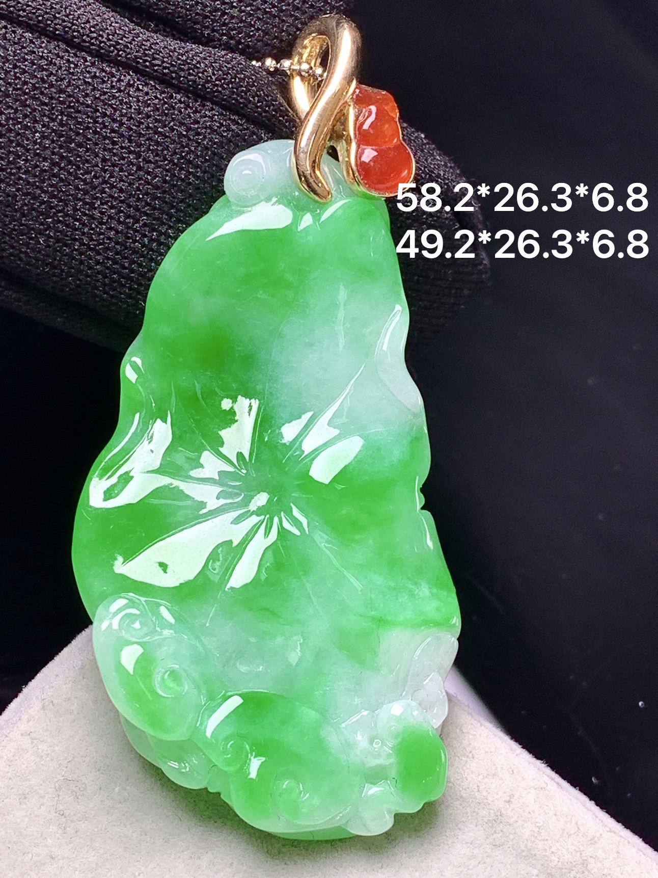 18k金镶嵌飘阳荷叶吊坠 玉质细腻 色泽艳丽清新 整体尺寸58.2*26.3*6.8 d1