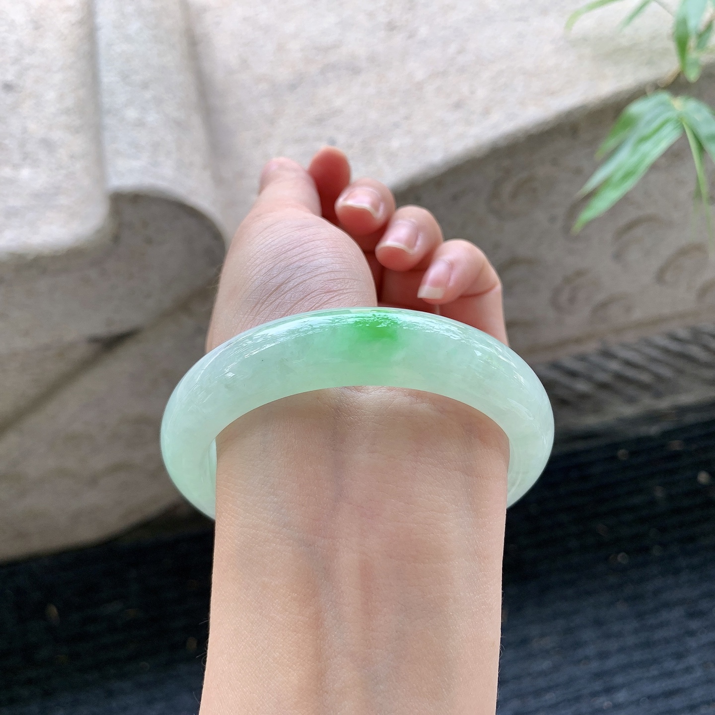 正圈58 59【圈口】58/13.4/8.5【编码】BA061769【描述】糯冰飘绿，水润，种老，细腻，打灯有晶体结构