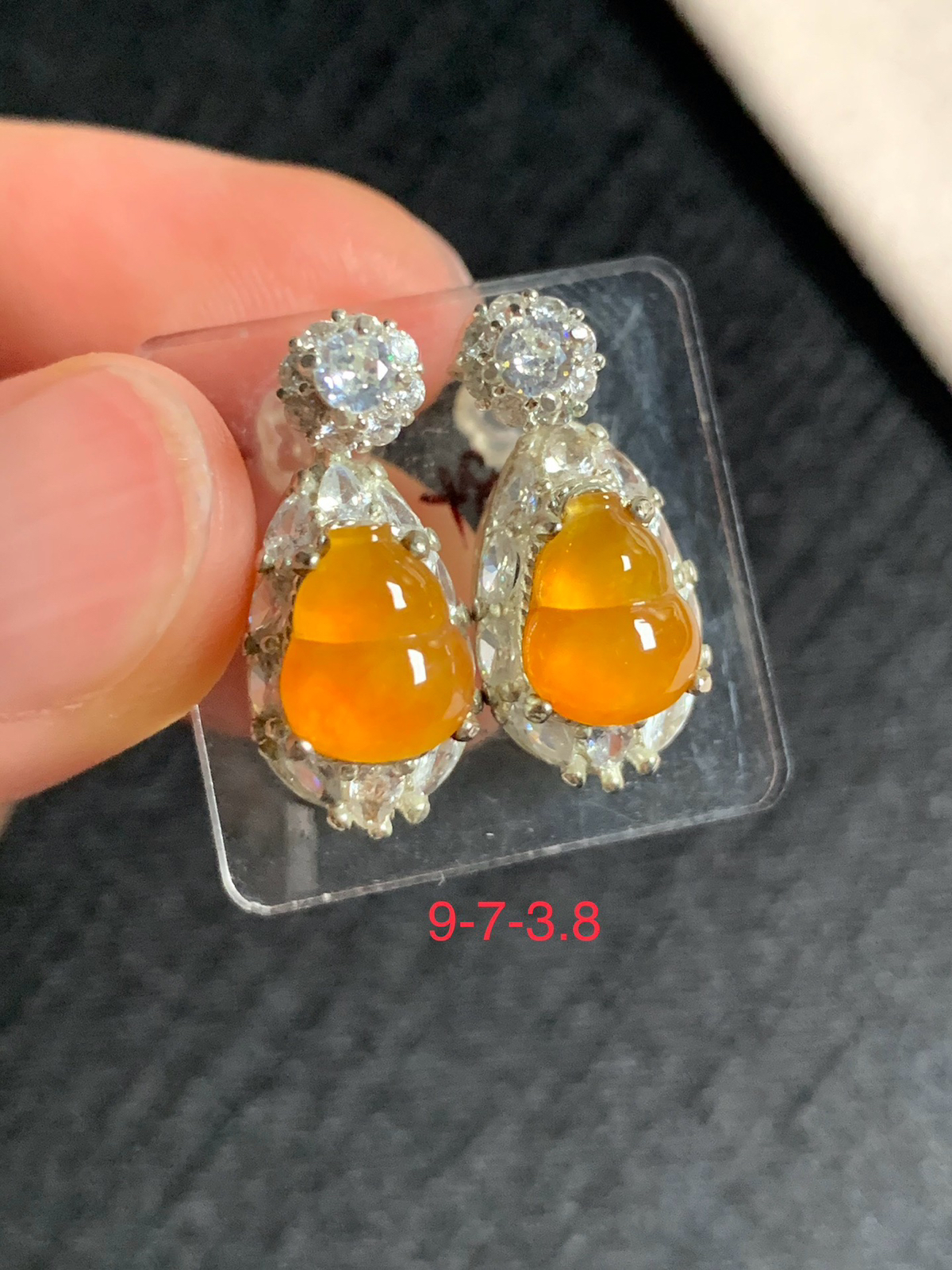 高冰黄翡葫芦耳钉
无纹裂，种好色美品相好，颜色鲜艳明亮，老坑种冰透水灵饱满圆润