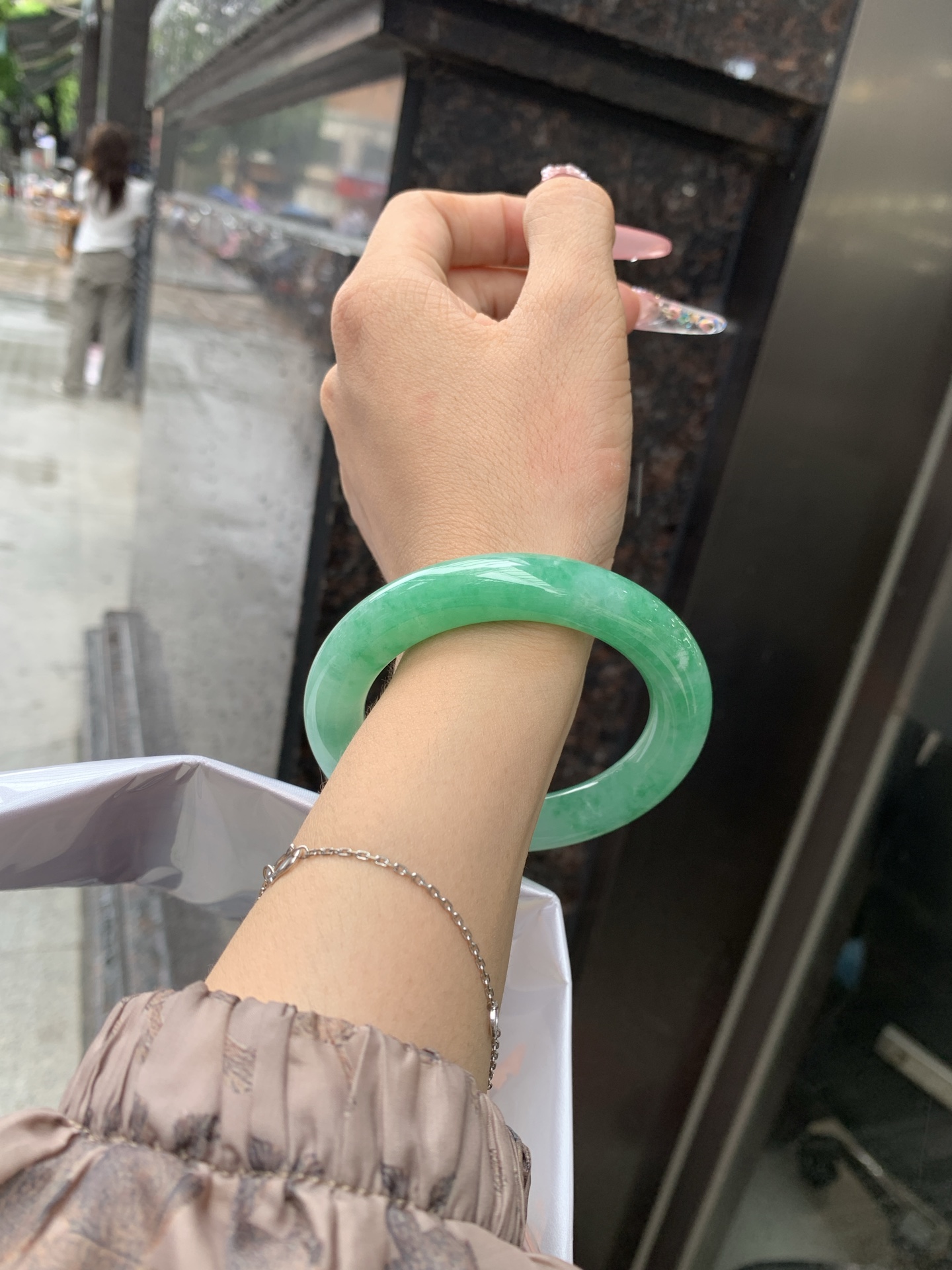 满绿圆条 55.7-11.2-11.3 0616-53-11361 打灯细纹，冰晶体，底妆水润，满绿圈果绿底色，鲜艳青翠，色泽均匀分布，举手投足之间散发出来的贵气感
