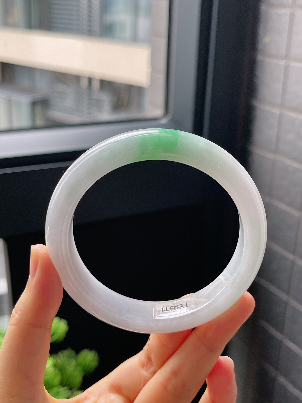 正圈60.8圈口，翡翠糯化种飘绿手镯
