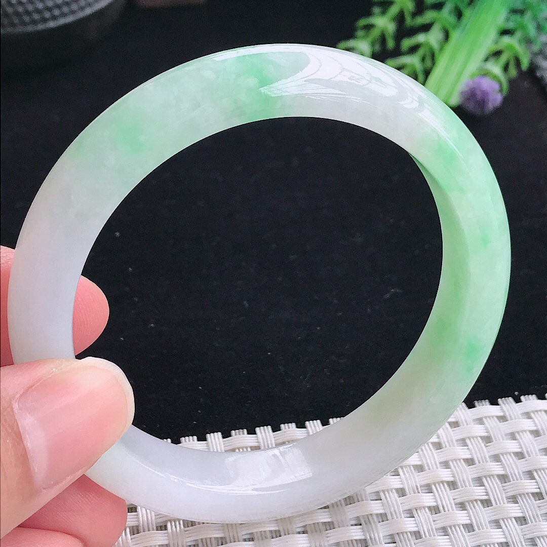 实拍A货翡翠56/11.5/8老坑精美温润飘绿手镯平安镯翡翠玉镯美人镯