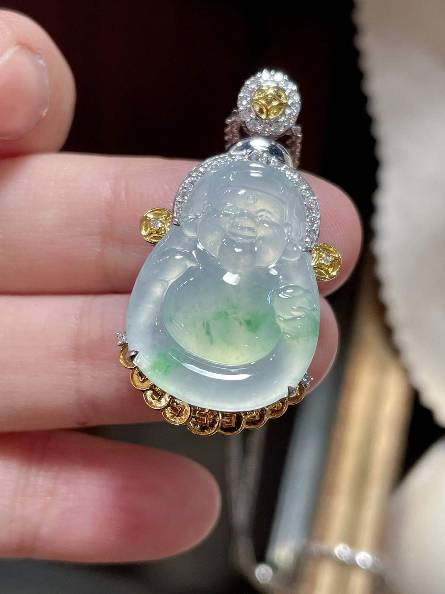 ️ 淘一个冰种飘绿财神爷，的很可爱，冰冰透透的水头还挺好，料子很饱满18k金镶嵌，22.8-17.3-3.3