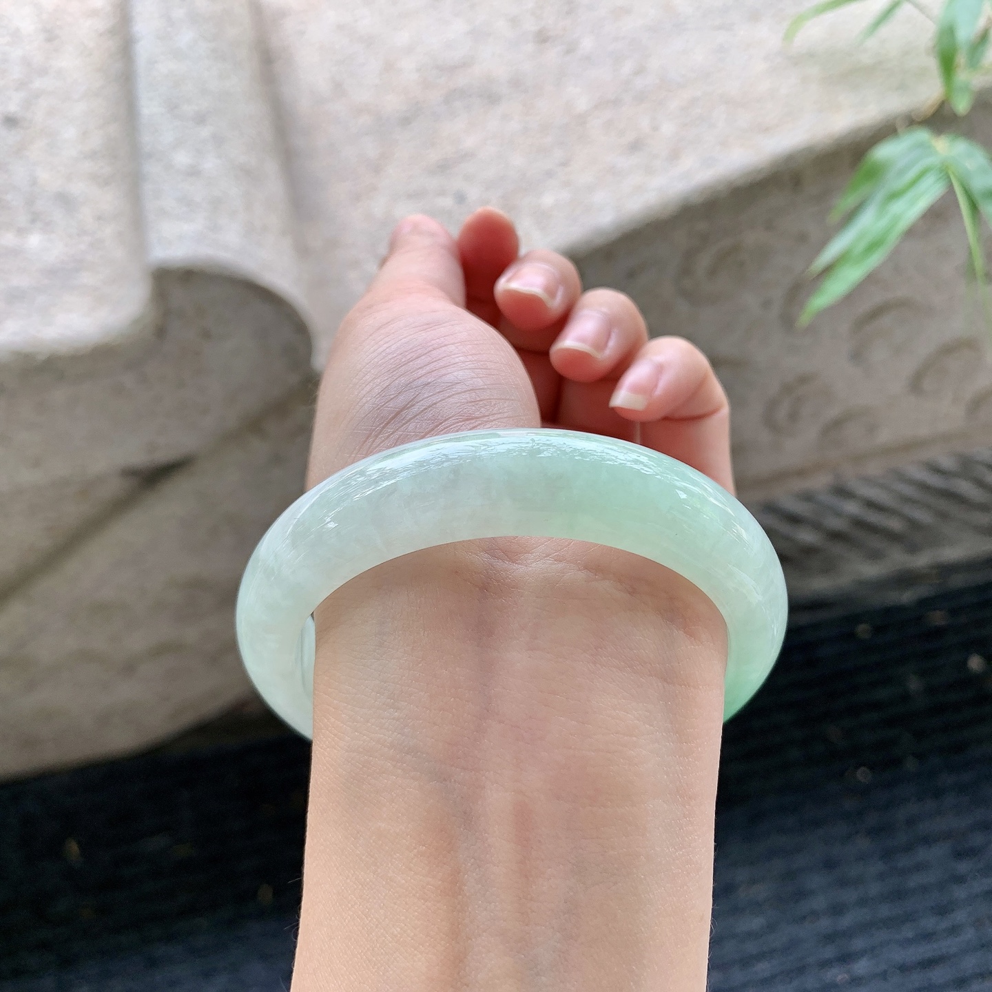 正圈58 59【圈口】58/13.4/8.5【编码】BA061769【描述】糯冰飘绿，水润，种老，细腻，打灯有晶体结构